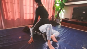 最新女子摔跤赛事精彩瞬间回顾，赛场上的荣耀时刻